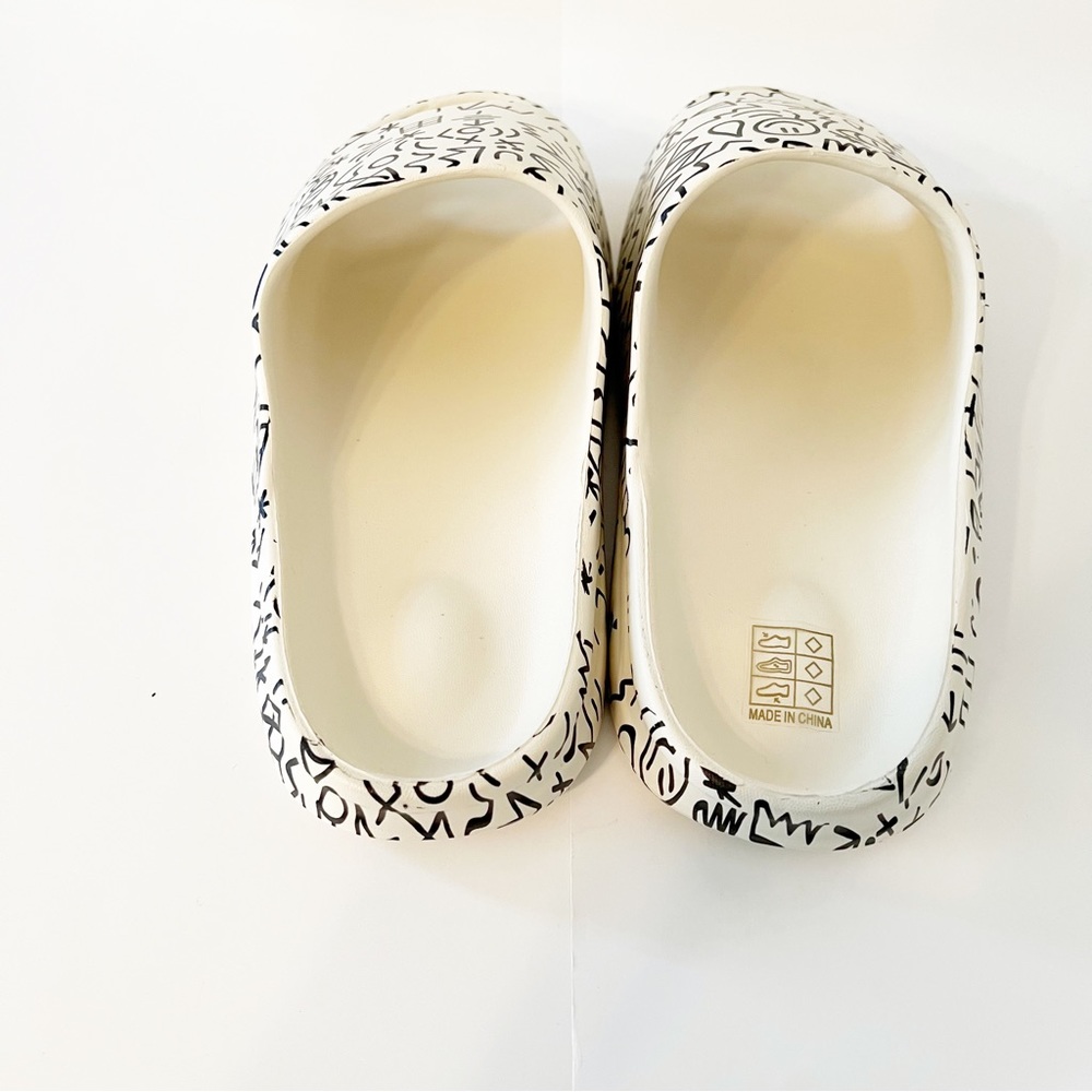 Graffiti Pillow Slides-Size 9.5 - Picture 3 of 4